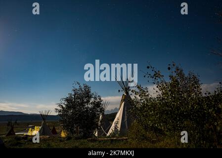 Kleine Jurten, die auf dem Feld unter dem Sternenhimmel stehen. Stockfoto