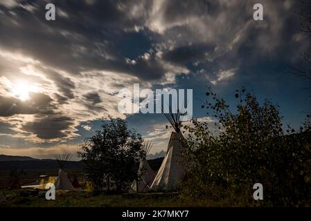 Kleine Jurten, die auf dem Feld unter dem Sternenhimmel stehen. Stockfoto