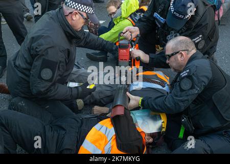 London, England, Großbritannien 18/10/2022 heute früh blockierten Just Stop Oil-Aktivisten die Kreuzung des Barons Court of the A4 in West London. Verärgerte Autofahrer konfrontierten sie und wurden später von der Polizei entfernt. London, England, Großbritannien Stockfoto