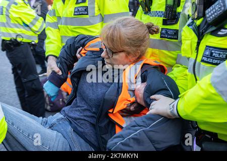 London, England, Großbritannien 18/10/2022 heute früh blockierten Just Stop Oil-Aktivisten die Kreuzung des Barons Court of the A4 in West London. Verärgerte Autofahrer konfrontierten sie und wurden später von der Polizei entfernt. London, England, Großbritannien Stockfoto