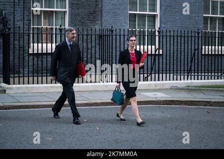 London, Großbritannien. 18 Oktober 2022 . Chloe Smith Staatssekretär für Arbeit und Pensionen, Jacob Rees-Mogg, Staatssekretär für Wirtschaft, Energie und Industrie-Strategie, die Downing Downing Street nach einer Kabinettssitzung zu überholen. Premierministerin Liz Truss steht vor politischer Abnahme und kämpft nach dem Minibudget um die Wiedererlangung der Autorität. Kredit: amer ghazzal/Alamy Live Nachrichten Stockfoto