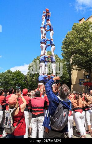 GIRONA, SPANIEN - 14. MAI 2017: Dies ist der Bau eines Hochhauses von Menschen, genannt castel, während der Stadt tht Flower Festival. Stockfoto