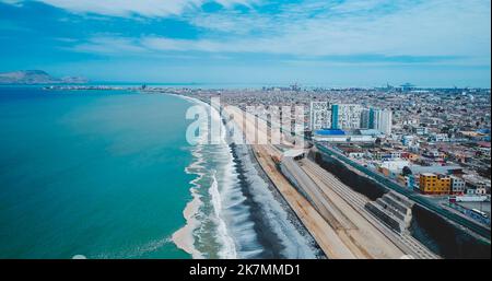 Lima, Peru. Oktober 2022. Luftaufnahme des Baus der Autobahn Costa Verde, La Perla Bezirk. Stockfoto