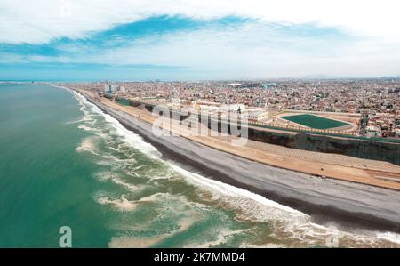 Lima, Peru. Oktober 2022. Luftaufnahme des Baus der Autobahn Costa Verde, La Perla Bezirk Stockfoto