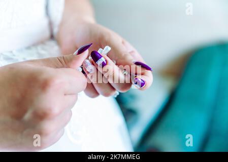 Bild von Mann und Frau mit Ehering.Junges Ehepaar hält Hände, Zeremonie Hochzeitstag. Vermählte die Hände des Paares mit Eheringen. Stockfoto