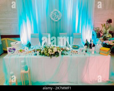 Hochzeitszeremonie. Sehr schöner und stilvoller Hochzeitbogen, geschmückt mit verschiedenen frischen Blumen, im Garten stehend. Hochzeitstag. Frische Blumen de Stockfoto