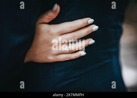 Bild von Mann und Frau mit Ehering.Junges Ehepaar hält Hände, Zeremonie Hochzeitstag. Vermählte die Hände des Paares mit Eheringen. Stockfoto