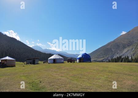 Issyk-Kul, Kirgisistan - 15. September 2022: Jurten, Pferde, Geländewagen in der Grigorievskoe-Schlucht. Campingplatz der lokalen Nomaden. Kirgisistan Stockfoto