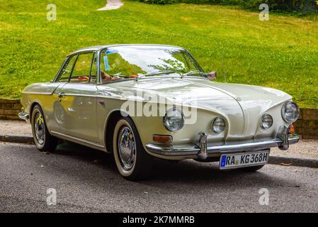 BADEN BADEN, DEUTSCHLAND - JULI 2019: Weißer elfenbeinbeiger VW VOLKSWAGEN KARMANN-GHIA TYP 34 Coupé 1961 1974, Oldtimer-Treffen im Kurpark. Stockfoto