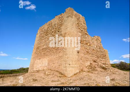 Torre Uluzzo, Ruinen eines Aussichtsturms an der Küste aus dem Jahr 1575, in der Nähe des regionalen Naturparks von Porto Selvaggio, Apulien (Apulien), Italien. Stockfoto