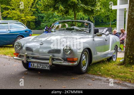 BADEN BADEN, DEUTSCHLAND - JULI 2019: Silbergrauer VW VOLKSWAGEN KARMANN-GHIA TYP 14 CABRIO 1955 1974, Oldtimer-Treffen im Kurpark. Stockfoto