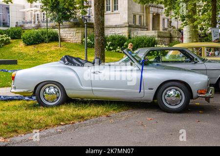 BADEN BADEN, DEUTSCHLAND - JULI 2019: Silbergrauer VW VOLKSWAGEN KARMANN-GHIA TYP 14 CABRIO 1955 1974, Oldtimer-Treffen im Kurpark. Stockfoto