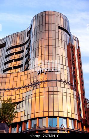 Adelaide, Australien - 7. September 2020: SkyCity Adelaide Casino- und Hotelgebäude während der Sonnenuntergangszeit vom Flussufer aus gesehen Stockfoto