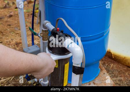 Die Wartung wird von professionellen Mitarbeitern durchgeführt, die austauschbare Filter ersetzen, die zur Reinigung von Wasser in der Nähe von zu Hause verwendet werden Stockfoto