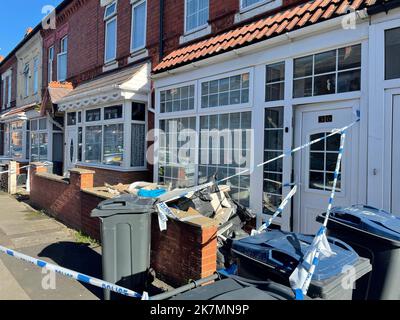 Die Szene in der Dovey Road in Sparkhill, Birmingham, nachdem ein 29-jähriger Mann nach dem Tod eines neugeborenen Jungen in Birmingham wegen Mordes verhaftet wurde. Das drei Wochen alte Baby atmete nicht, als Beamte am Dienstag kurz nach 3,40am Uhr in die Dovey Road gerufen wurden, teilte die Polizei von West Midlands mit. Sanitäter brachten ihn ins Krankenhaus, aber bald darauf wurde er für tot erklärt. Bilddatum: Dienstag, 18. Oktober 2022. Stockfoto