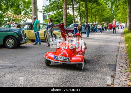 BADEN BADEN, DEUTSCHLAND - JULI 2019: Red MESSERSCHMITT kr200 Cabin Scooter eröffnet 1955 1964, Oldtimer-Treffen im Kurpark. Stockfoto