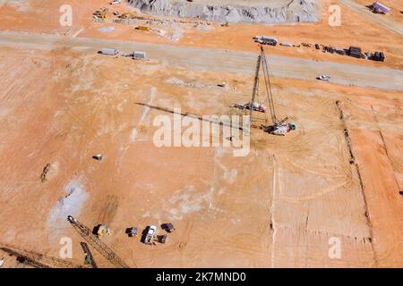 Die auf einem LKW montierte Pumpe wird während der Fundamentarbeiten auf der Baustelle verwendet, um Boden unter Säulen zu bohren, Beton unter Hochdruck-Schweißerde zu Pumpen Stockfoto