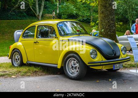 BADEN BADEN, DEUTSCHLAND - JULI 2019: Gelb-schwarzer VW VOLKSWAGEN BEETLE TYP 1, Oldtimer-Treffen im Kurpark. Stockfoto