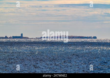 Gallipoli Stadt von Norden aus gesehen über das glitzernde Ionische Meer, Apulien (Apulien), Italien. Stockfoto