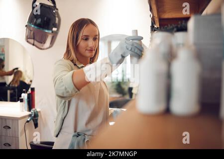 Salon, professioneller Friseur und Haarpflege Shampoo-Behandlung auf Produktdisplay in der Boutique. Kleinunternehmer, kosmetische Wellness Frau arbeitet Stockfoto