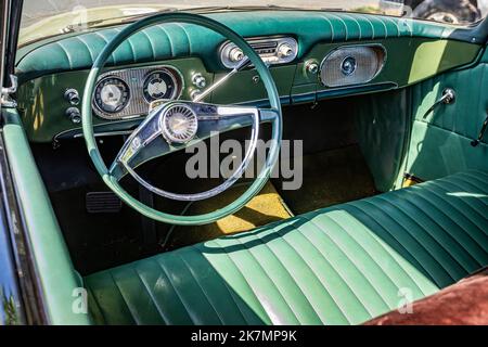 Falcon Heights, MN - 19. Juni 2022: Hochperspektivische Detailansicht eines Studebaker Lark VIII Regal Cabriolets aus dem Jahr 1960 auf einer lokalen Automobilmesse. Stockfoto