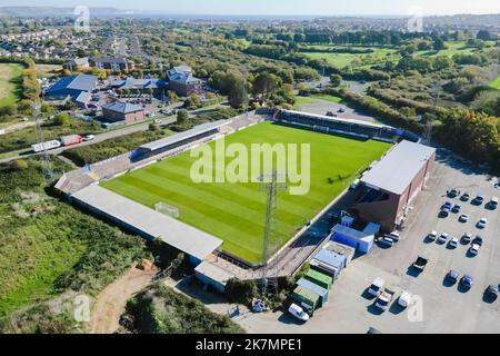 Weymouth, Dorset, Großbritannien. 18.. Oktober 2022. Allgemeiner Blick aus der Luft des Bob Lucas Stadium in Weymouth in Dorset, Heimstadion des Weymouth Football Club. Weymouth wurde zu Hause mit EFL League 2 Club AFC Wimbledon in der Runde des Emirates FA Cup 1. gezogen. Sie erreichten zuletzt die erste Runde vor 15 Jahren. Das Team spielt derzeit in der National League South. Bildnachweis: Graham Hunt/Alamy Live News Stockfoto