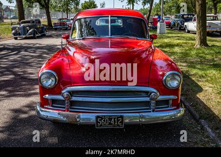 Falcon Heights, MN - 19. Juni 2022: Hochperspektivische Vorderansicht einer Chevrolet Sedan Delivery aus dem Jahr 1951 auf einer lokalen Automobilmesse. Stockfoto