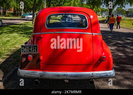 Falcon Heights, MN - 19. Juni 2022: Hochperspektivische Rückansicht einer Chevrolet Sedan Delivery aus dem Jahr 1951 auf einer lokalen Automobilmesse. Stockfoto