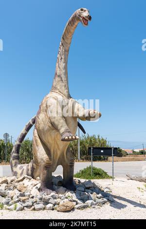 Eine Vertikale eines lebensgroßen Dinosauriers im Dino Parque Lourinha, Portugal Stockfoto