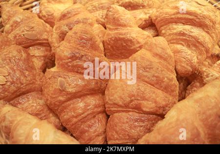 Haufen frisch gebackener, geschwollener Mandelcroissant-Gebäcke Stockfoto