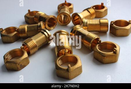 Sanitär- Und Sanitärzubehör. Verschraubungen Und Anschlussmuttern In Form Von Stern Isoliert Auf Weißem Winkel Ansicht Stock Photo Stockfoto