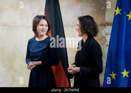 Berlin, Deutschland. 18. Oktober 2022. (LR) die Bundesaußenministerin Annalena Baerbock (Bündnis 90/die Grünen) trifft am 18. Oktober 2022 in Berlin die belgische Außenministerin Hadja Lahbib. Kredit: dpa/Alamy Live Nachrichten Stockfoto