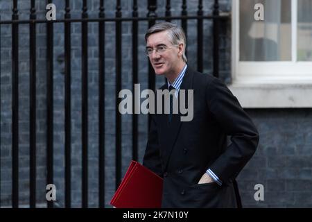 London, Großbritannien. 18.. Oktober 2022. Jacob Rees-Mogg, Staatssekretär für Wirtschaft, Energie und Industriestrategie, kommt in der Downing Street an, um an der wöchentlichen Kabinettssitzung unter dem Vorsitz von Premierminister Liz Truss teilzunehmen. Quelle: Wiktor Szymanowicz/Alamy Live News Stockfoto