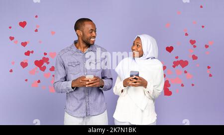 Happy Muslim Black Couple Texting Auf Smartphones, Purple Background, Collage Stockfoto