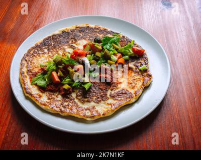 Vegetarischer Pfannkuchen mit Feta und Gemüse Stockfoto