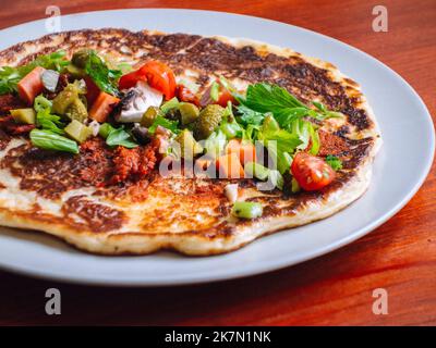 Vegetarischer Pfannkuchen mit Feta und Gemüse Stockfoto
