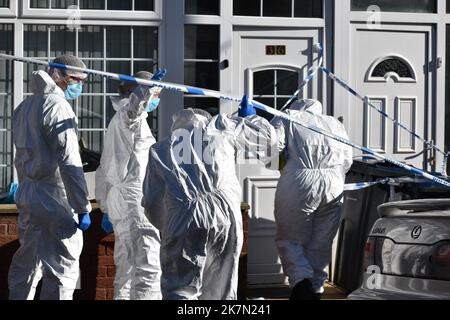 Forensische Offiziere in der Dovey Road in Sparkhill, Birmingham, nachdem ein 29-jähriger Mann aufgrund des Mordverdachts nach dem Tod eines neugeborenen Jungen in Birmingham verhaftet wurde. Das drei Wochen alte Baby atmete nicht, als Beamte am Dienstag kurz nach 3,40am Uhr in die Dovey Road gerufen wurden, teilte die Polizei von West Midlands mit. Sanitäter brachten ihn ins Krankenhaus, aber bald darauf wurde er für tot erklärt. Bilddatum: Dienstag, 18. Oktober 2022. Stockfoto