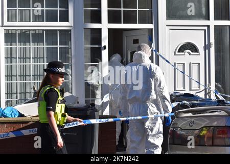 Forensische Offiziere in der Dovey Road in Sparkhill, Birmingham, nachdem ein 29-jähriger Mann aufgrund des Mordverdachts nach dem Tod eines neugeborenen Jungen in Birmingham verhaftet wurde. Das drei Wochen alte Baby atmete nicht, als Beamte am Dienstag kurz nach 3,40am Uhr in die Dovey Road gerufen wurden, teilte die Polizei von West Midlands mit. Sanitäter brachten ihn ins Krankenhaus, aber bald darauf wurde er für tot erklärt. Bilddatum: Dienstag, 18. Oktober 2022. Stockfoto