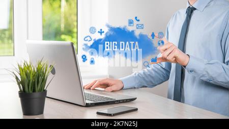 Geschäftsmann hält die Inschrift , Wort BIG DATA . Vorhängeschloss, Gehirn, Mann, Planet, Graph, Lupe, Zahnräder, Symbol für Cloud, Grid, Dokument, Brief, Telefon Stockfoto