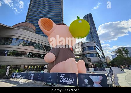 SHANGHAI, CHINA - 18. OKTOBER 2022 - Children of Men, eine 15 Meter hohe Luftfilm-Skulptur, ist auf dem Nordbund in Shanghai, China, zu sehen, 18. Oktober 2022. Stockfoto