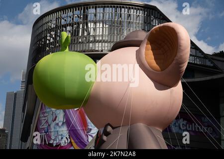 SHANGHAI, CHINA - 18. OKTOBER 2022 - Children of Men, eine 15 Meter hohe Luftfilm-Skulptur, ist auf dem Nordbund in Shanghai, China, zu sehen, 18. Oktober 2022. Stockfoto