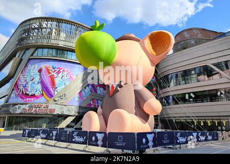 SHANGHAI, CHINA - 18. OKTOBER 2022 - Children of Men, eine 15 Meter hohe Luftfilm-Skulptur, ist auf dem Nordbund in Shanghai, China, zu sehen, 18. Oktober 2022. Stockfoto