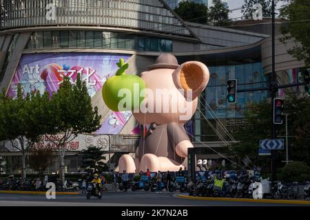 SHANGHAI, CHINA - 18. OKTOBER 2022 - Children of Men, eine 15 Meter hohe Luftfilm-Skulptur, ist auf dem Nordbund in Shanghai, China, zu sehen, 18. Oktober 2022. Stockfoto