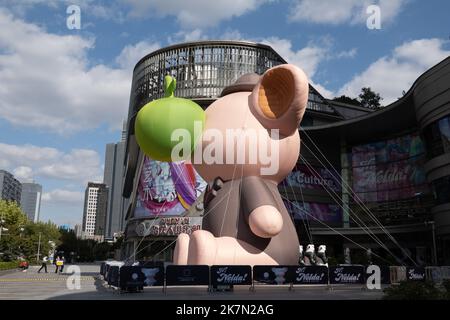 SHANGHAI, CHINA - 18. OKTOBER 2022 - Children of Men, eine 15 Meter hohe Luftfilm-Skulptur, ist auf dem Nordbund in Shanghai, China, zu sehen, 18. Oktober 2022. Stockfoto