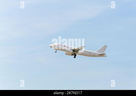 Barcelona, ​​Spain; 21. Mai 2022: Eurowings Airbus A320, Start vom Flughafen Josep Tarradellas Barcelona-El Prat Stockfoto