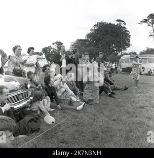 1964, historisch, Menschen beobachten Aktivitäten, Feld, Dorf Fete, Brill, Bucks, England, Großbritannien, Hundeausstellung Stockfoto