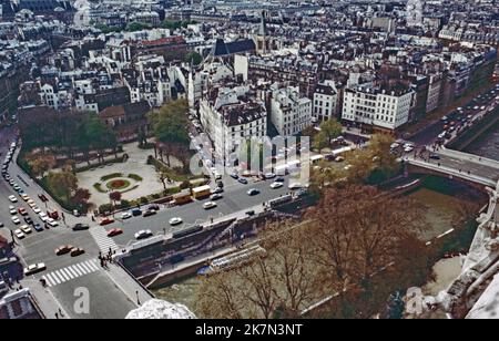 Blick auf den Platz Rene Viviani von der Spitze der Kathedrale Notre Dame in Paris im Jahr 1972  ein gescanntes Bild Stockfoto