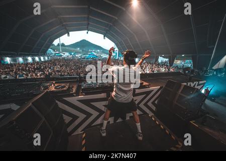 Ein hinter der Bühne hochgestaunter männlicher Sänger, der während des Electric Love Music Festivals auf der Bühne auftrat, verwischte den Hintergrund der Menge Stockfoto