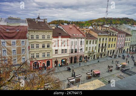 Straße, Reihenhäuser und Blick auf den Hügel, ukraine lviv Stockfoto