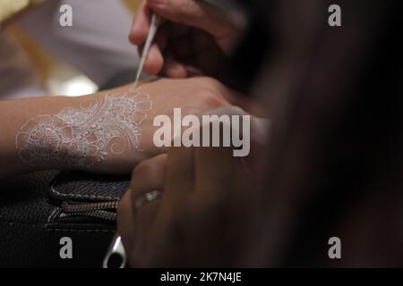 Bild der menschlichen Hand, die mit Henna-Tattoo, Mehendi, verziert ist Stockfoto